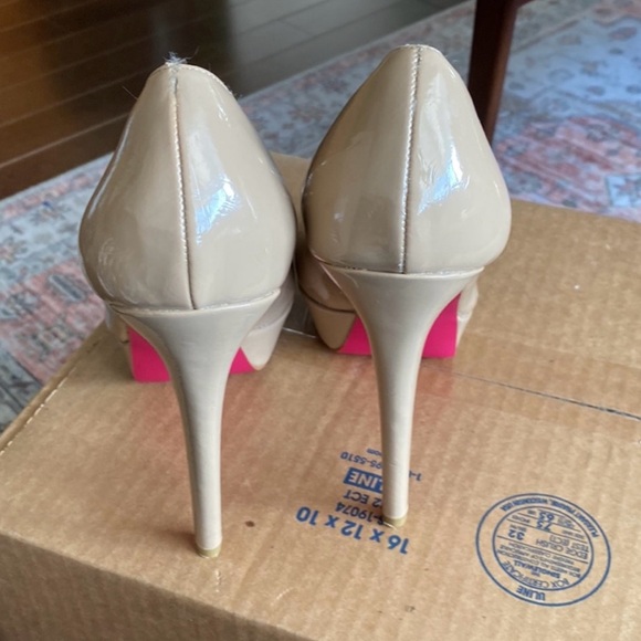 Signature Sole By Shoe Dazzle, Beige Chanelle Stillettos With Pink Soles - Picture 5 of 6